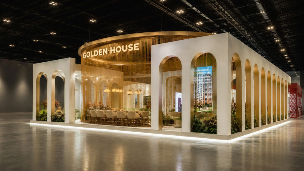 Выставочный стенд GOLDEN HOUSE 180 кв.м с колоннами и гнутыми экранами