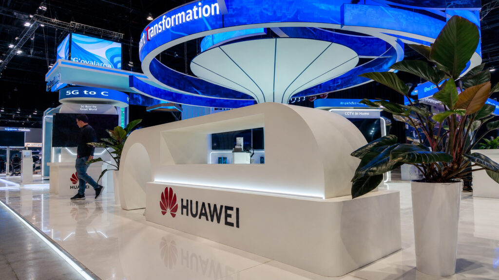 Белоснежный ресепшн HUAWEI 2023 с псевдообъёмным логотипом из акрила