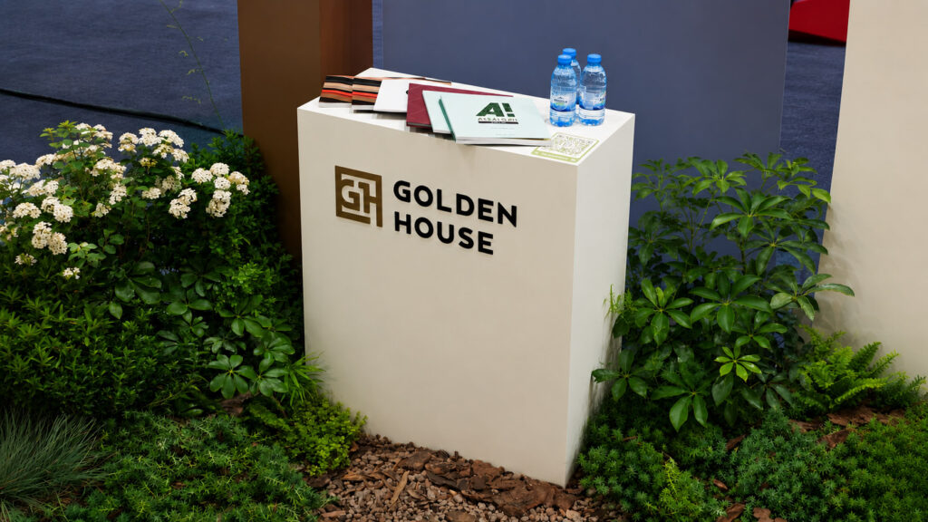Демонстрационная тумба GOLDEN HOUSE с логотипом и раскладкой материалов