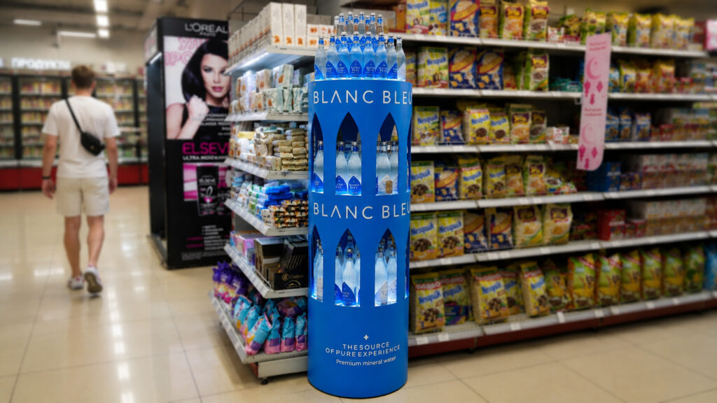 Необычная напольная стойка BLANC BLEU с круговой подсветкой в супермаркете