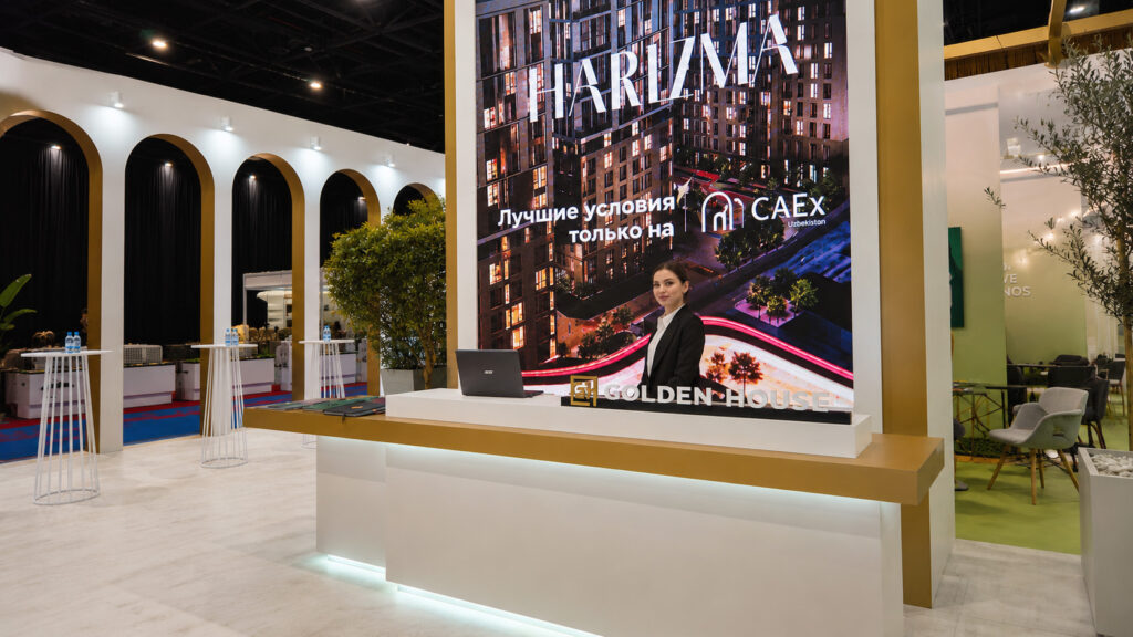 Ресепшн стенда GOLDEN HOUSE в футуристическом минимализме на выставке CAEX