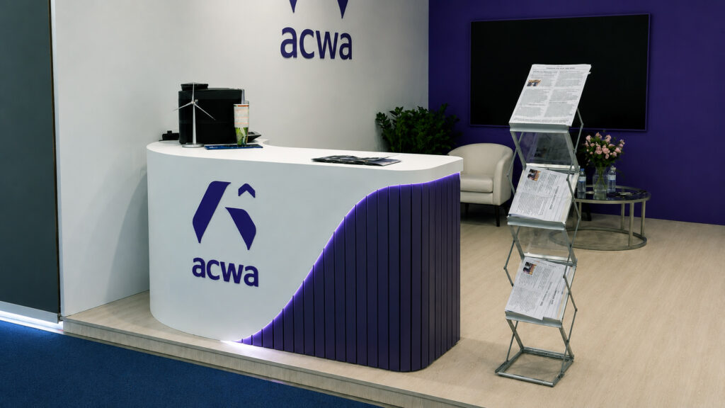 Ресепшн-стойка для выставочного стенда ACWA с контурной подсветкой