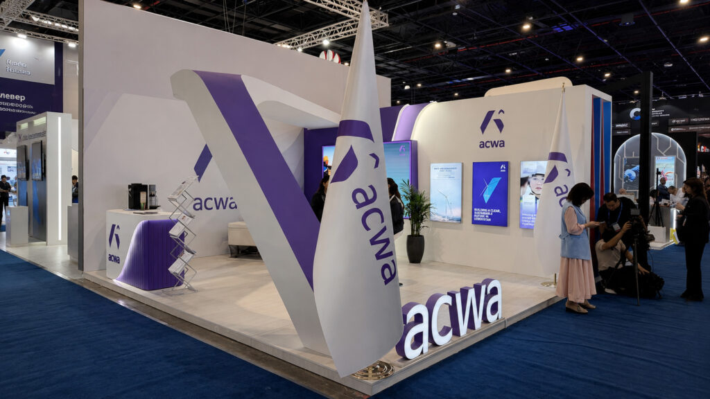 Застройка выставочного стенда ACWA с ресепшном и LED-экраном