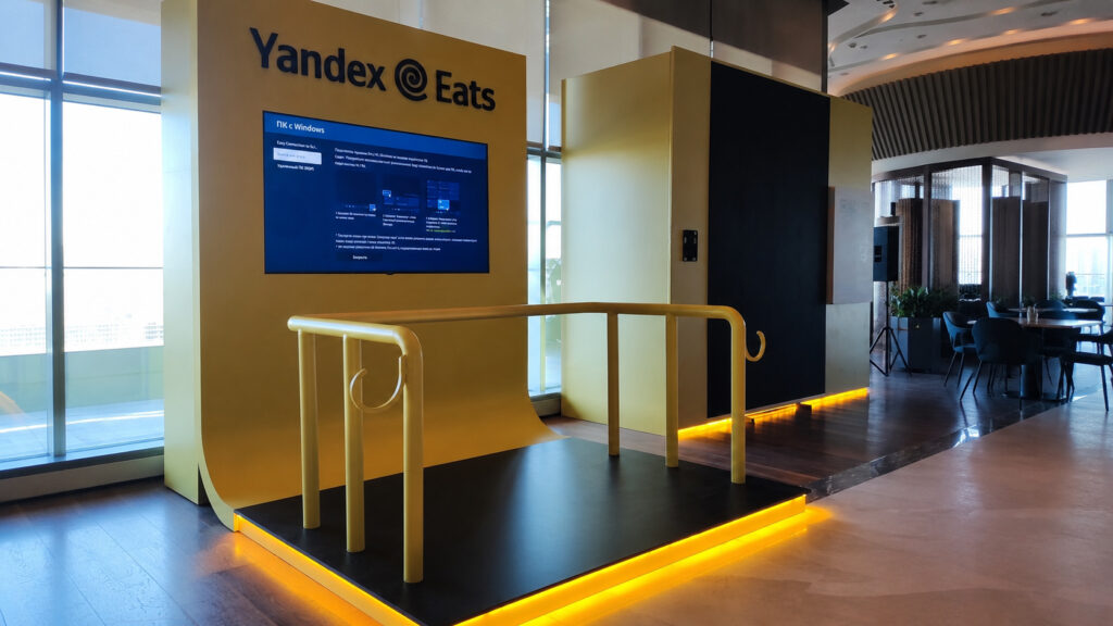 Игровая VR-зона Yandex Eats с металлическим поручнем и экраном