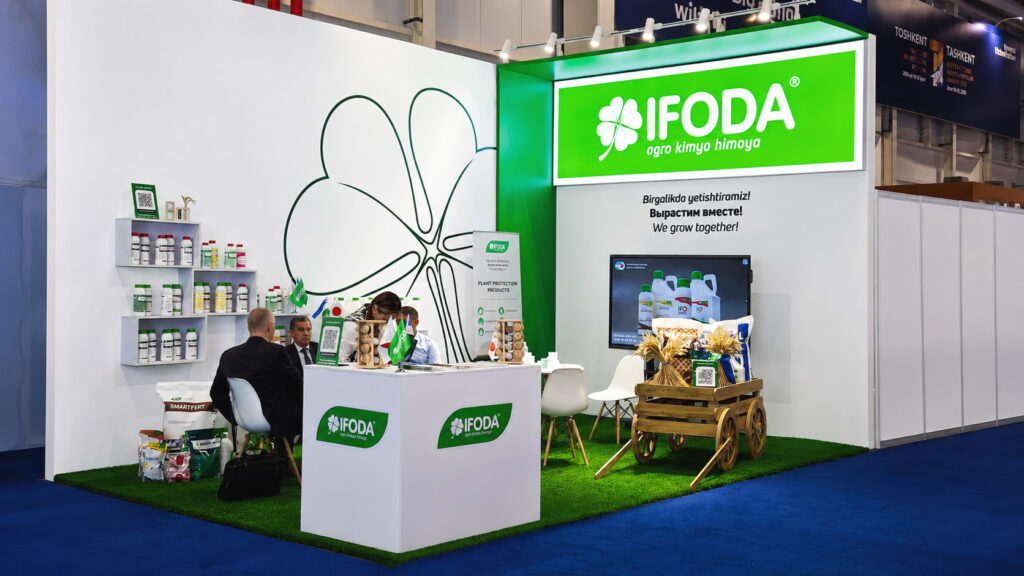 Компактный стенд IFODA с зоной переговоров и ресепшном