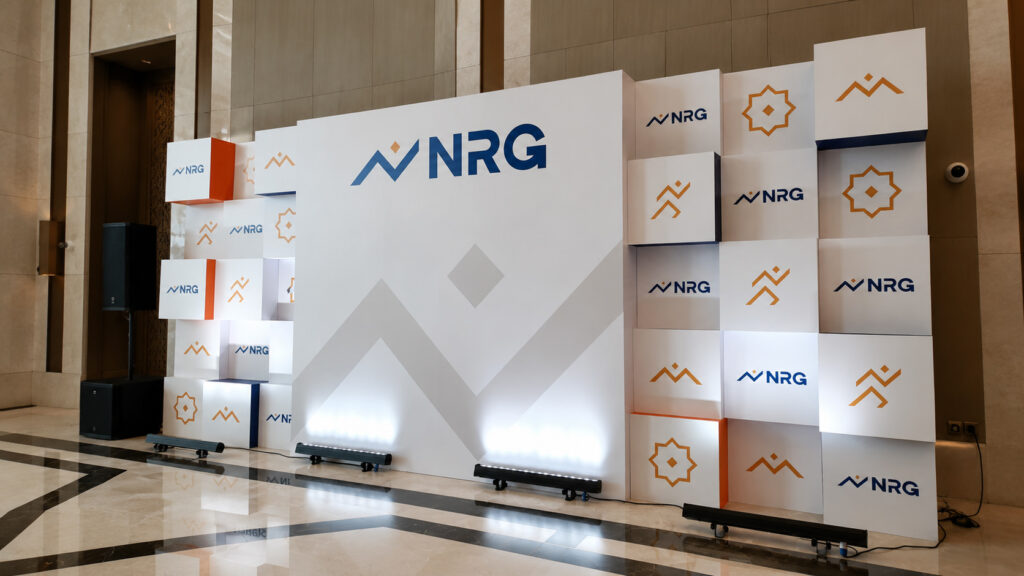 Объёмная фотозона NRG из белых кубов с фирменными иконками