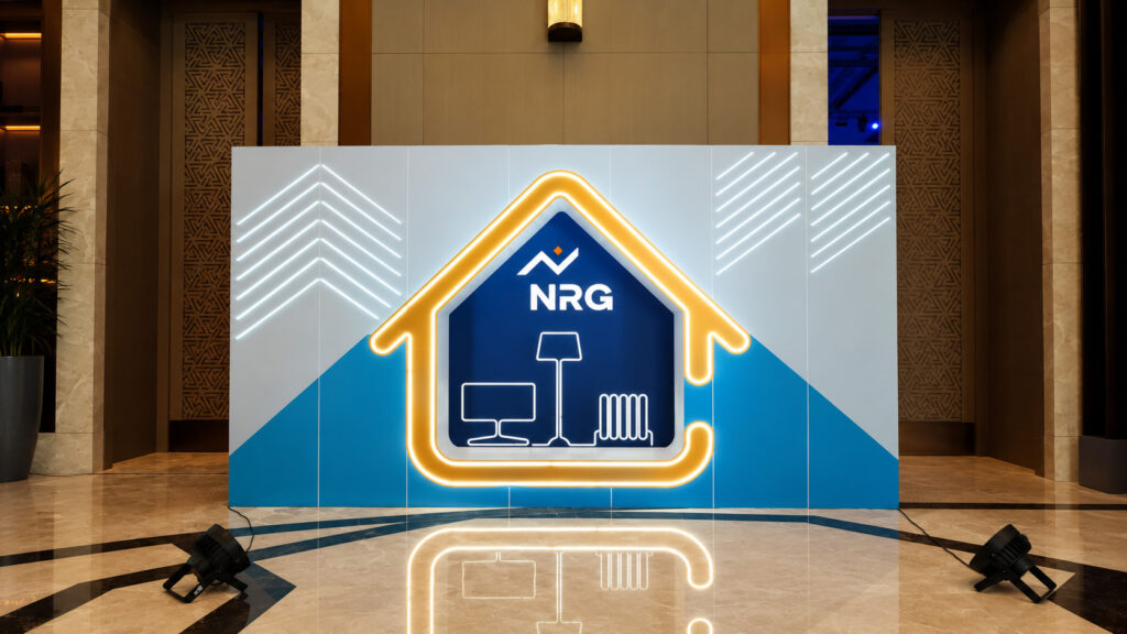 Пресс-волл NRG 2023 умный дом с неоновой подсветкой в лобби отеля
