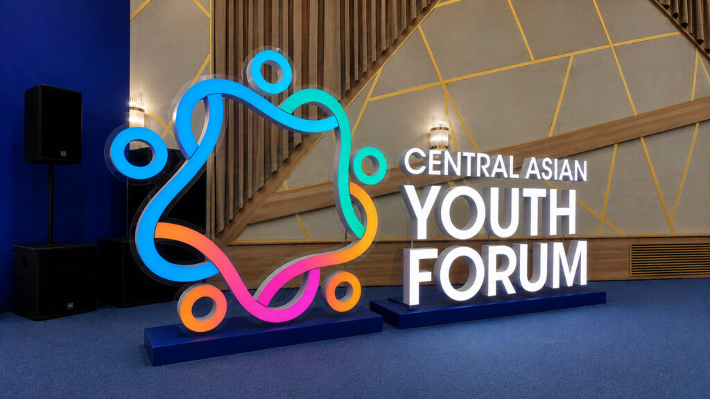 Разноцветный логотип Youth Forum на прозрачной подложке из акрила
