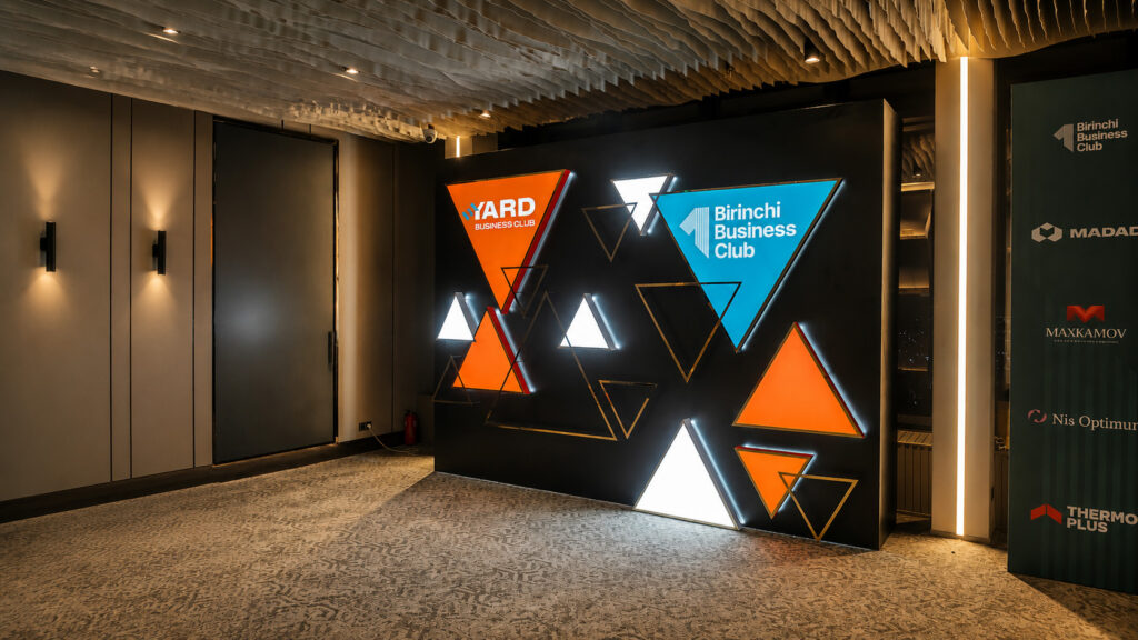Фотозона YARD Business Club с золотыми элементами и подсветкой