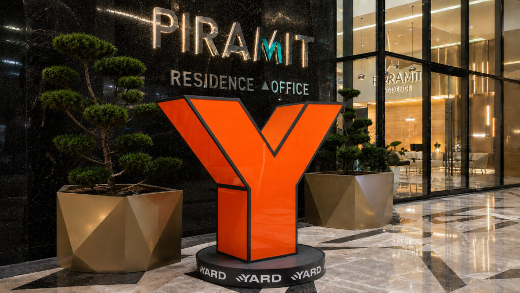 Фотозона YARD Business Club с золотыми элементами и подсветкой