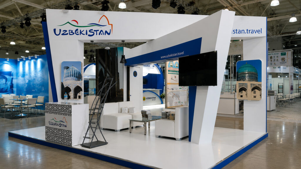 Выставочный стенд Uzbekistan Travel минималистичный с ресепшном и подиумом