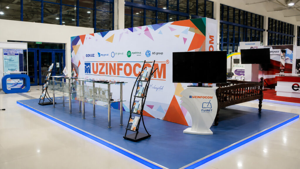 Выставочный стенд UZINFOCOM на подиуме с буклетницами