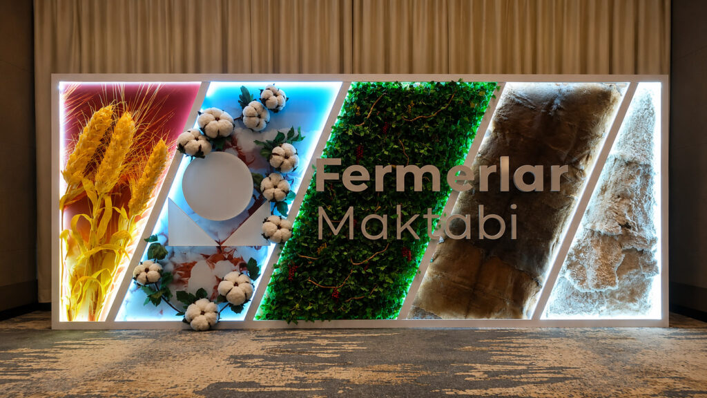 Стенд Fermerlar Maktabi с кожей хлопком зеленью и контурной подсветкой